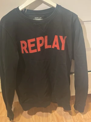 Replay sweatshirt M - Snygg replay sweatshirt, nyskick, storlek M