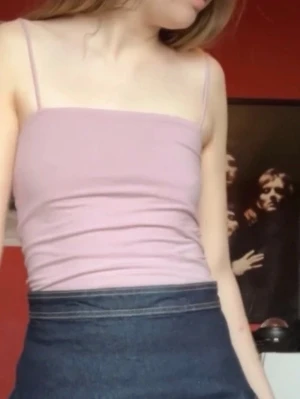 Ljuslila linnetopp med smala axelband - Säljer en ljuslila linnetopp med smala axelband och rak skärning. 