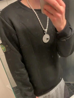 Stone Island sweetshirt - En ny stone Island sweetshirt som är väldig bekvämt material lite som ull på insidan och framförallt väldigt stilig /storlek s/xs