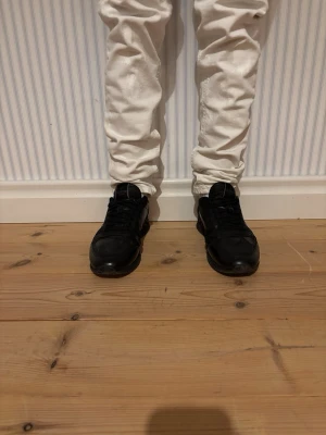 Valentino Rockrunners, storlek 42 - Tjena , säljer nu ett par rockrunners, storlek 42. Nypris: 5000, mitt pris: 1699kr, går att diskutera.Hör av er vid minsta fråga eller liknande!  Box och annat ingår självklart!