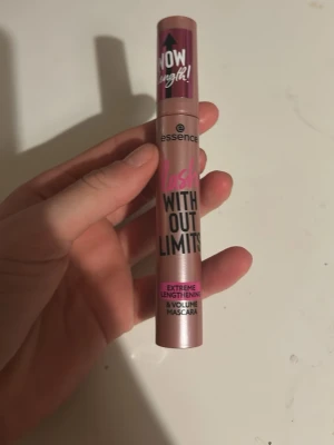 Essence Lash Without Limits Mascara - Säljer en Essence Lash Without Limits mascara i en snygg metallicrosa tub. Ger extrem längd och volym till fransarna. Tuben har svart och rosa text och är enkel att ta med i väskan. Perfekt för dig som vill ha långa och fylliga fransar.