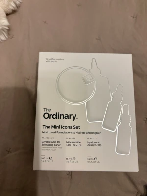 The Ordinary Mini Icons Set - Helt ny! Fick i julklapp men kommer inte alls till använing Säljer The Ordinary Mini Icons Set med Glycolic Acid 7% Exfoliating Toner (100 ml), Niacinamide 10% + Zinc 1% (15 ml) och Hyaluronic Acid 2% + B5 (15 ml). Setet innehåller även 4 återanvändbara bomullspads. Perfekt för dig som vill boosta glow och återfukta huden.