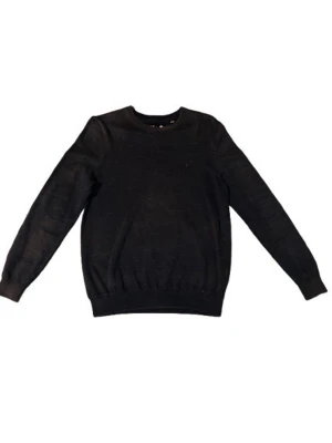 Mörkblå stickad tröja Lyle & Scott - Säljer en mörkblå stickad tröja från Lyle & Scott. Tröjan har rund halsringning, ribbade muddar och är långärmad. Jätteskönt material och den har inget slitage. Storleken är S. 