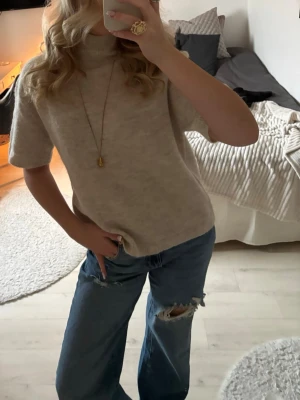 Gina tricot wide jeans  - Superfina baggy trendiga jeans från Gina tricot. Fint skick på dem då de är använda max 3 gånger. Skulle beskriva dem som midwaist men beror också på hur lång torso man har. Skriv för fler bilder ❤️