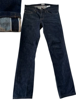 Selvedge Naked & Famous Jeans - Sjuka Selvedge Naked & Famous Jeans🙌 Hög kvalité (läs sista bilden) STORLEK W32  Längd: 109cm Midja: 44cm Benöppning: 18,5cm Innerbenslängd: 80cm OBS ALLA MÅTT KAN VARA +/- 1cm (Lappen har lossnat lite på baksidan men går lätt att fixa)