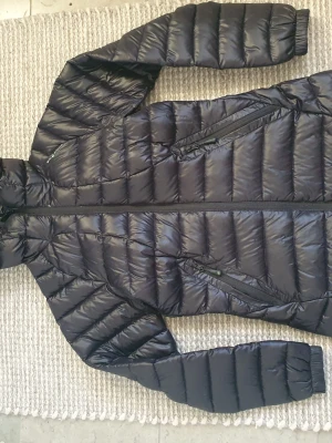 Sail racing lång täckjacka - Jättesnygg lång täckjacka från Sail Racing!! Passar perfekt i den svenska vintern just nu☃️☃️