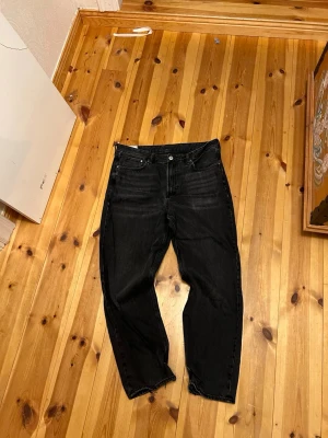 Svarta loose fit jeans H&M - Säljer ett par loose fit jeans i storlek 36/32. Dom är mer baggy pga stora storleken. Har inte använts supermycket men finns lite slitningar längst ner.