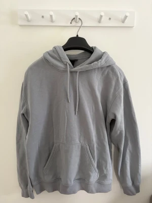 Unisex Ljusblå Hoodie  - Ljusblå hoodie från H&M, unisex Snygg och bekväm hoodie i ljusblå färg som passar både tjejer och killar. Perfekt för vardag eller mysiga hemmadagar. Storlek XS och i mycket fint skick. En klassisk, enkel hoodie som aldrig går ur stil!