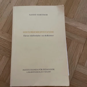 Historiemedvetande: Elevers tidsförståelse i en skolkontext - Upptäck hur unga förstår tid och historia i skolan! Perfekt för dig som pluggar pedagogik eller är nyfiken på hur vi lär oss om det förflutna. En bok från Lärarhögskolan i Malmö som ger insikt i elevers historiska medvetande.
