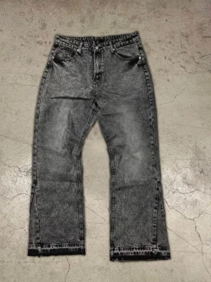 ZARA JEANS  - Dom är helt nya men jag tog bort Zara taggen annars är allt är perfekt 🤩 köpta för 900kr men säljer för 600kr 