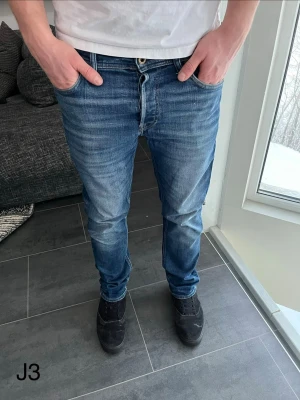 Blå raka jeans med normal passform - Säljer ett par klassiska blå jeans med Comfort/Mike passform. Hör av er vid minsta funderingar!