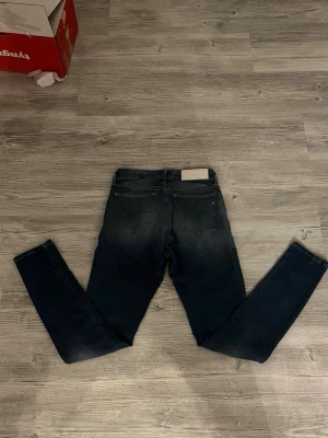  Replay Jeans  - Säljer ett par Replay New Luz jeans i ljusblå tvätt. De har skinny passform, klassiska fem fickor och Replay-lapp bak i midjan. Jeansen är tillverkade i stretchig bomullsdenim och har snygga detaljer vid fickorna. Perfekta för dig som gillar en smal siluett.