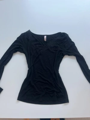 Svart långärmad topp med spets - Svart spets topp som liknar intimissimi, den är lite genomskinlig men är i ett såå skönt och lent material från hunkemöller!!❤️❤️ nyskick 