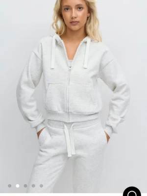 Snygg zip hoodie från gina tricot 14+ - Jätte snygg hoodie säljer pga den inte kommer till användning💕nypris 330kr