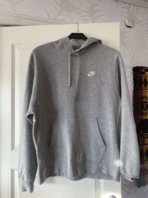 Nike hoodie  - En grå Nike hoodie i storlek L men passar även M. Välvårdad. 
