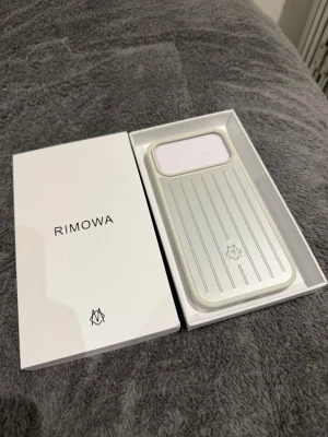 Rimowa silver phone case Iphone 17 pro max - Its brand new with no defects. These are very rare and sold out, act quick! Model: Iphone 17 pro max