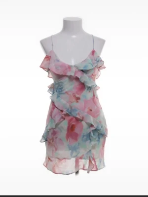 Sommarklänning från zara - Söt kortklänning med tunna axelband och volangdetaljer. Klänningen har ett blommigt mönster i pastellfärger som rosa, blått och vitt. Perfekt nu till sommaren, enbart testad💞 