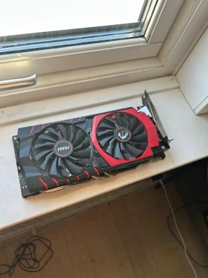 MSI Gaming grafikkort Twin Frozr - MSI Gaming grafikkort med Twin Frozr-kylning, dubbla stora fläktar för effektiv kylning. Kortet är i gott skick med endast mindre spår av användning. Perfekt för gaming eller uppgradering av din stationära dator. Alla anslutningar och komponenter ser hela ut.