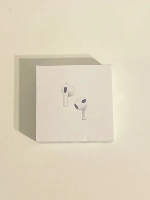 Trådlösa hörlurar - Säljer ett par Bluetooth hörlurar i mycket fint skick, komplett med originalförpackning. Trådlösa hörlurar med MagSafe-kompatibelt laddningsetui. Perfekt för musik, samtal och träning. Inga synliga defekter eller slitage. Säljer denna även för jag fick de som present men föredrar mina nuvarande hörlurar