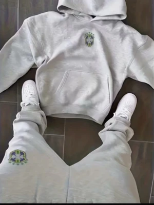Grå Brazil Tracksuit -  testad en gång annars helt ny tracksuit i storlek S och M, Pris kan diskuteras.🇧🇷✍🏻
