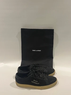 Saint Laurent Court Classic  - Fräscha Saint Laurent skor, storlek 40, mycket bra skick, påse ingår, Ny pris ca 7000kr