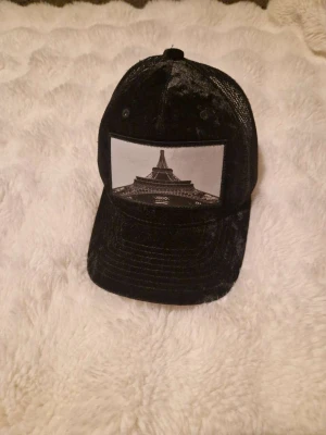 Svart hatstore keps. - Säljer en svart hatstore keps.