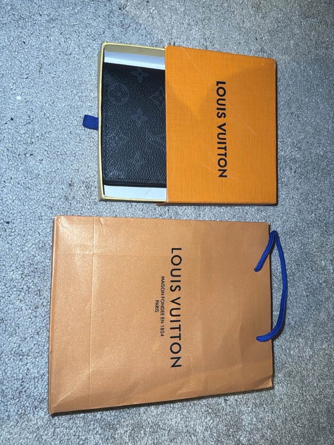 Stilren svart plånbok i monogrammönster