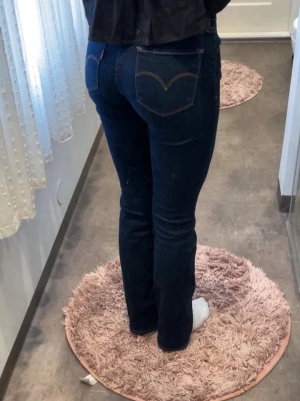 Levi's 715 Bootcut jeans mörkblå - Säljer ett par Levi's 715 Bootcut jeans i fin mörkblå färg. Klassisk femficksmodell med snygga kontrastsömmar och bootcut-ben. Jeansen har normal passform och är tillverkade i stretchig denim för extra komfort. Skulle säga att de passar xxs/xs. 