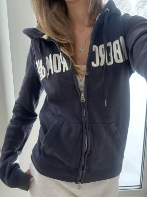 Abercrombie & fitch zip - En zip från Abercrombie & fitch i storlek M. Kan upplevas mindre i storlek, likt en S/M. Något missfärgad vid nacke, går säkert bort i en tvätt. Jag fraktar inom 24h. Obs, frakt med PostNord prioriteras. Se liknande plagg i min profil!