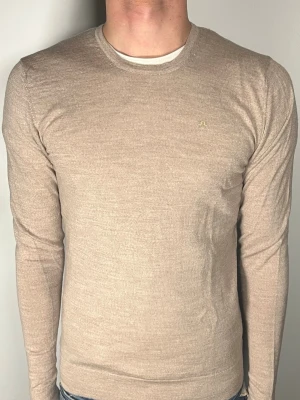 J.Lindeberg tröja - Säljer en riktigt snygg och trendig J.Lindeberg tröja i fint skick, storlek S, vid frågor är det bara att skriva //Gramenti