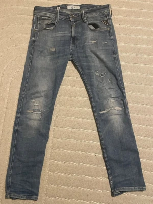 Replay jeans anbass  - 👋Tjenare säljer mina Reaplays aged 10 years eftersom jag har vuxit ut dem🥲 jeansen är i väldigt bra skick✅ Ny pris på Jenssen är runt 1800 och jag säljer dem bara för 400😀 Har ni några funderingar är det bara att skriva till mig så svarar jag snabbt💨