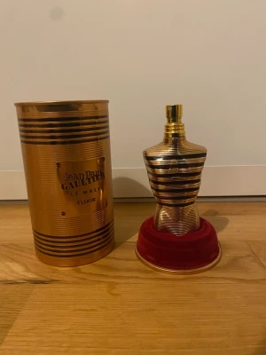 Le Male Elixir EdT - Jean Paul Gaultier Le Male Elixir, Ungefär 70-80% av parfymen åtestår.