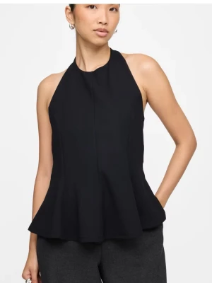 Svart halterneck topp med öppen rygg - Säljer en svart halterneck topp med snygg, öppen rygg och lätt utsvängd nederdel. Toppen har en stilren och elegant look med knyt i nacken och är ärmlös. Perfekt för dig som gillar minimalistisk stil och vill ha något som sticker ut.