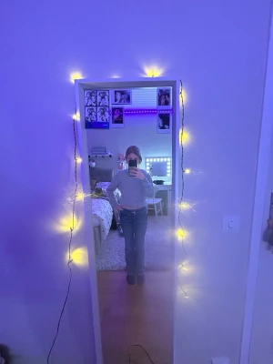 Blå bootcut jeans från Gina Tricot - Säljer ett par blå jeans från Gina Tricot i storlek 134. Jeansen har bootcut-modell med lätt utsvängda ben och klassiska fickor fram och bak. Snygga kontrastsömmar och normal passform. Perfekta till en chill vardagslook. Priset kan diskuteras! Vid intresse av fler bilder på jeansen är det bara att kontakta mig här❄️⛄️💗