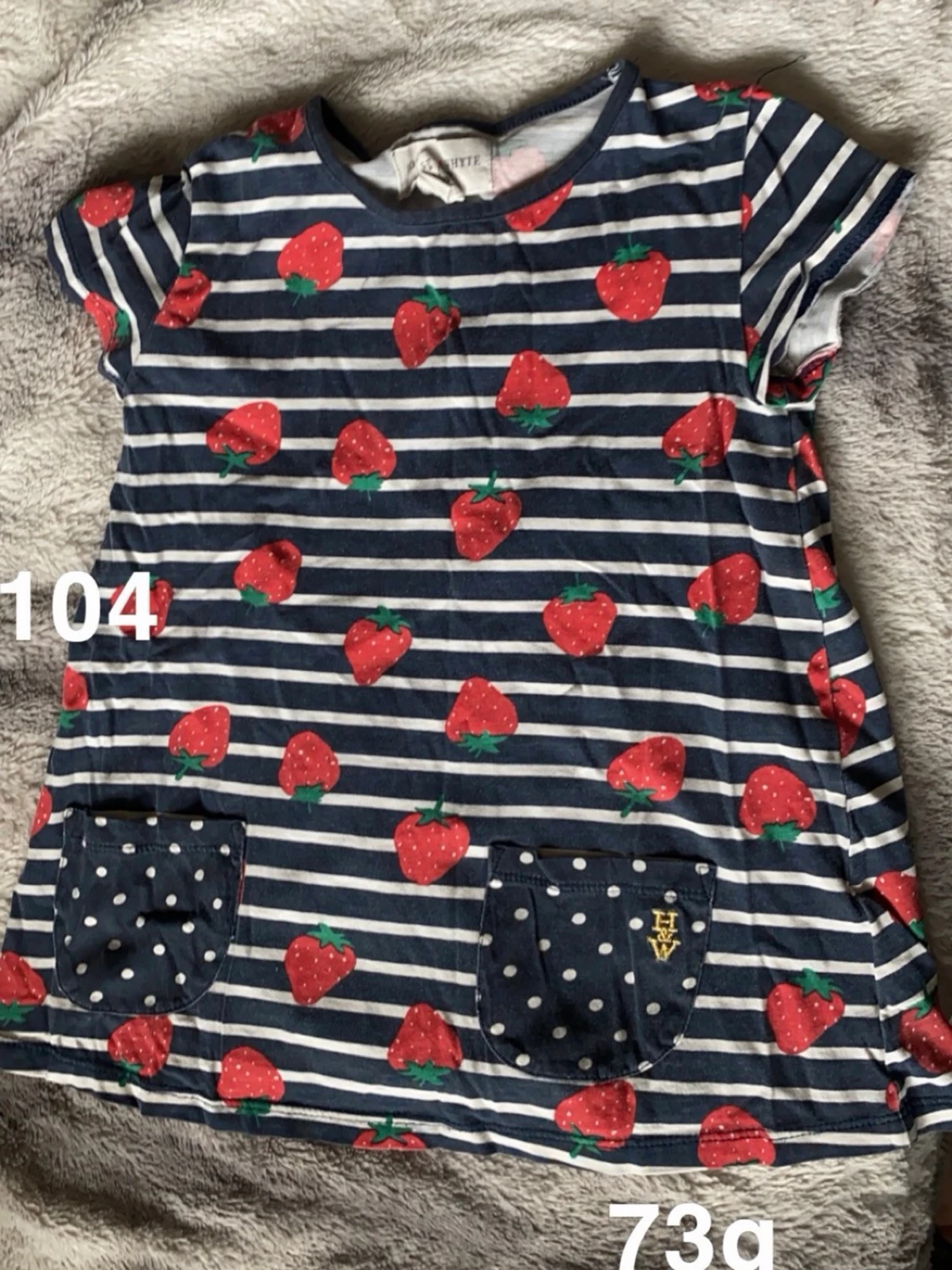 Randig tunika med jordgubbar och prickiga fickor