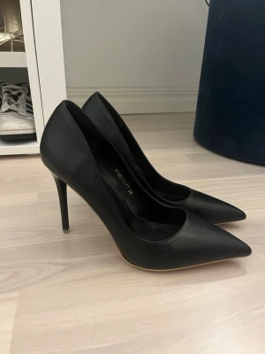 Svarta pumps med spetsig tå från BIGTREE - Klassiska svarta pumps från BIGTREE 
