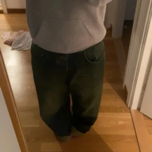 Jaded London jeans  - Jätte snygga baggy trendiga jeans, byxorna är bra kondition men jag har klippt dem då de var för långa för mig. Jag är 162 och dem passar nog inte om du är längre. Originalpris är 1300 kr men säljer billigare eftersom jag klippt dem😊
