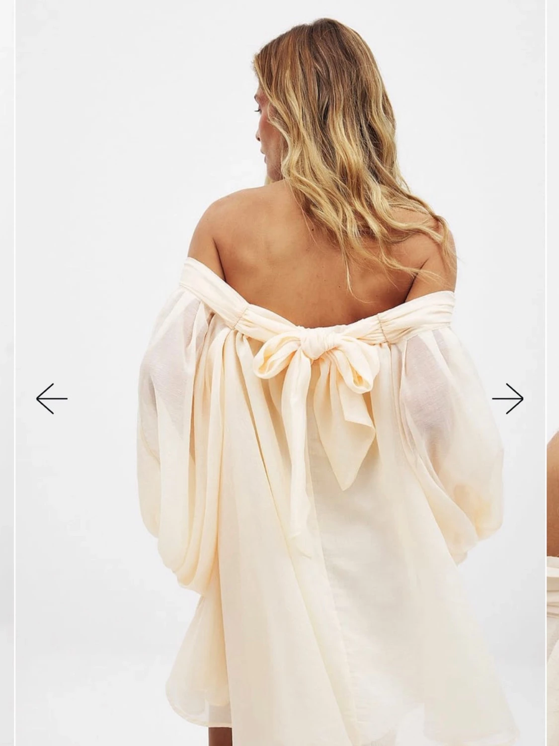 Off white off-shoulder klänning med ärmar med lappen kvar 