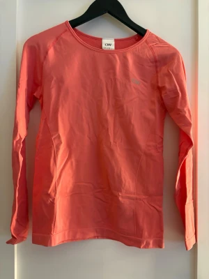 ICANIWILL (ICIW) långärmad tränings tröja – korall/rosa, S (EU 36) – fint skick - Säljer en ICANIWILL / ICIW långärmad tränings-tröja i snygg korall/rosa färg. Perfekt för gym, löpning eller som lätt lager.  ✨ Detaljer: 	•	Långärmad träningsmodell med stretchigt material 	•	Ventilerande mesh-panel i ryggen (skönt vid svettiga pass) 	•	Snygga sömmar/fit som sitter bra 	•	Liten diskret ICIW-logo framtill + “ICANIWILL” i ryggen  📏 Storlek: S (EU 36 / US 4 enligt etikett) 📦 Skick: Mycket fint (inga tydliga defekter syns på bilderna)  Skriv gärna om du vill ha fler bilder eller 📏
