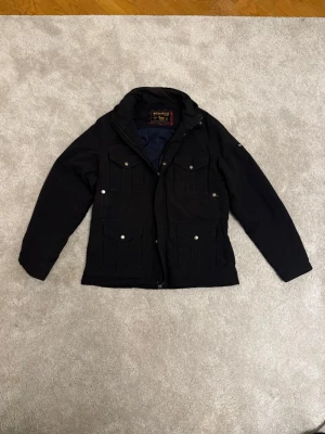 Woolrich Field Jacket - Säljer en riktigt fin Woolrich Jacka i underbart skick! Perfekt för vintern! Står XL men sitter som L och möjligtviss en större M! Field Jacket! 💸 Nypris: ca 11000 kr 🚚 Snabb frakt! Skickas inom 1–2 dagar ✅ Inga fläckar, hål eller synliga tecken på slitage.   💬 Skriv gärna vid frågor – jag svarar snabbt!