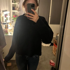 Mörkblåa stickad tröja  - En mörkblå stickad tröja från Gina Young u storlek 156/164.