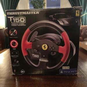 Thrustmaster T150 Ferrari Wheel Force Feedback - Thrustmaster T150 Ferrari ratt med force feedback för PS4/PS3. Inkluderar pedaler och kablar. Ratten har Ferrari-design och 1080° rotation. Kartongen har visst slitage men produkten ser ut att vara i gott skick.