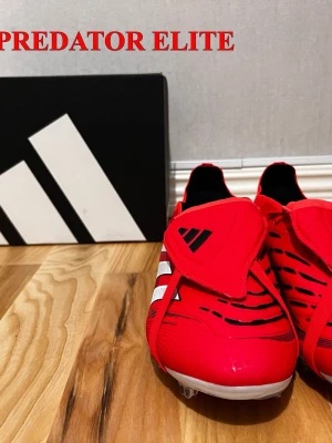 Fotbollskor Adidas predators elite  - Köpt vid 1499, säljer för 899.  Info ->Grässkor Stl. 38 2/3 Mjuk HybridTouch-ovandel Strikeskin gummidetaljer Nedvikbar plös Yttersula med dobbar som ger bra grepp Fotbollsskorna består av minst 20% återvunnet material Storleksangivelsen i centimeter motsvarar fotens längd.  