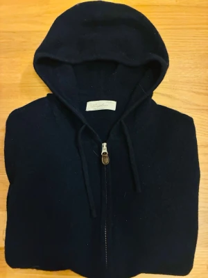 Sayless Kashmir hoodie - Säljer nu min Mörkblåa Sayless kashmir hoodie för att jag har slutat använt den. Storlek M. nypriss 900kr skick 9/10