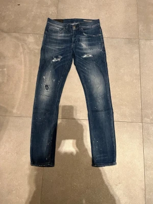 Dondup George - Tjena, säljer nu dessa riktigt snygga dondup george med slitningar från fabrik i Stl 30 . Dom är i riktigt bra skick. Nypris 3000✅Vid minsta funderingar så är det bara att höra av sig//Allt gott