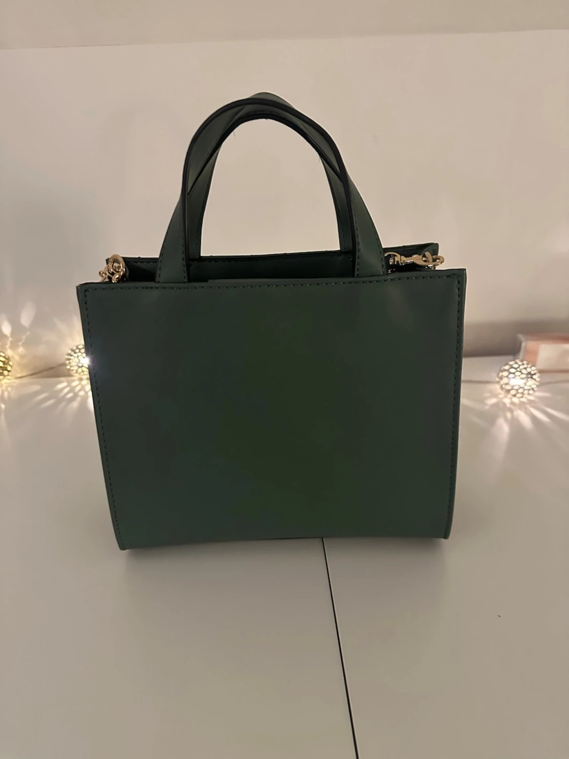 Grön quiltad handväska från Guess - 2