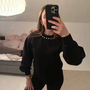 Svart sweatshirt med pärldetaljer - Använd typ en gång! Passar S