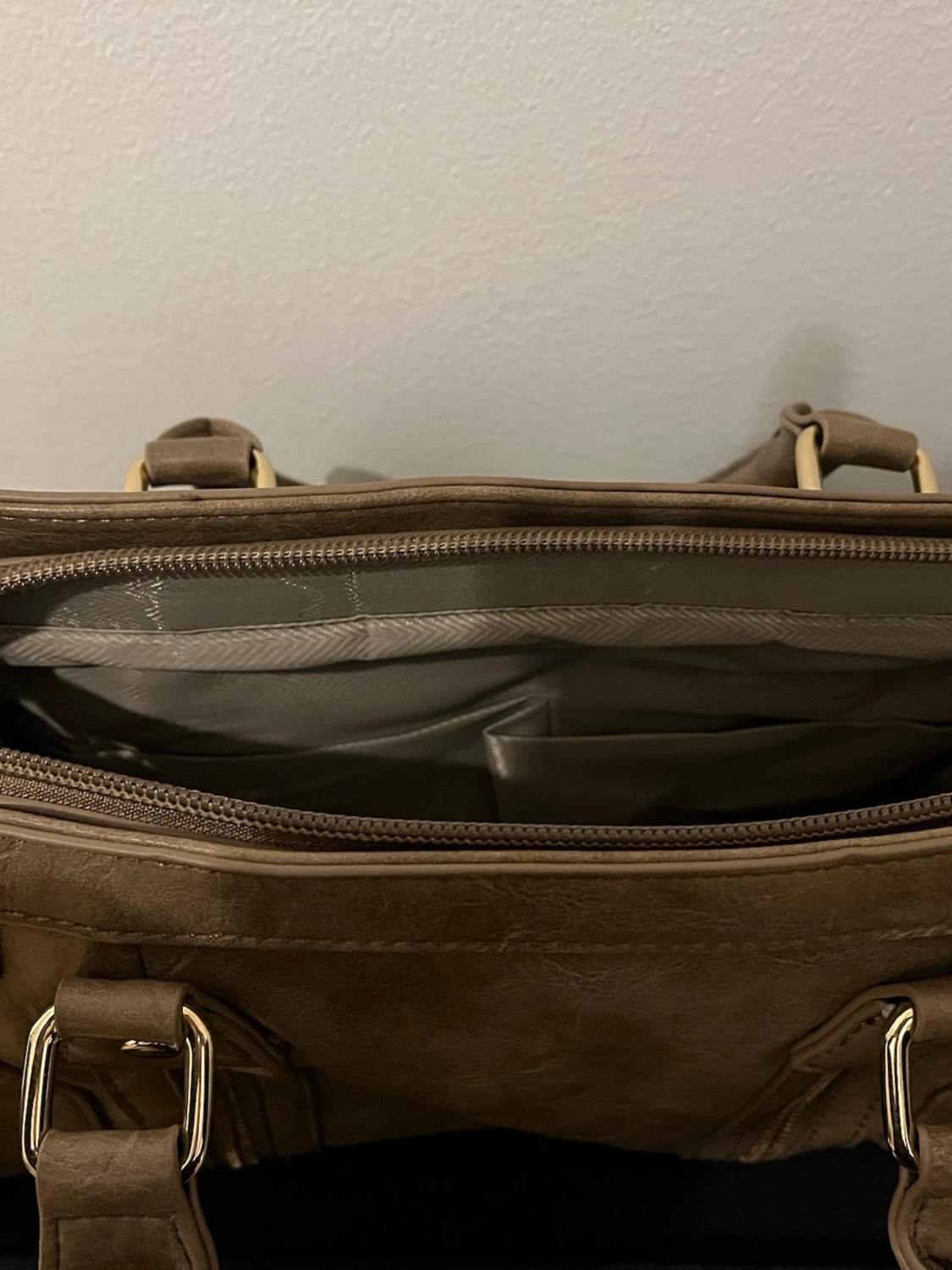 Brun/khaki handväska med gulddetaljer - 5