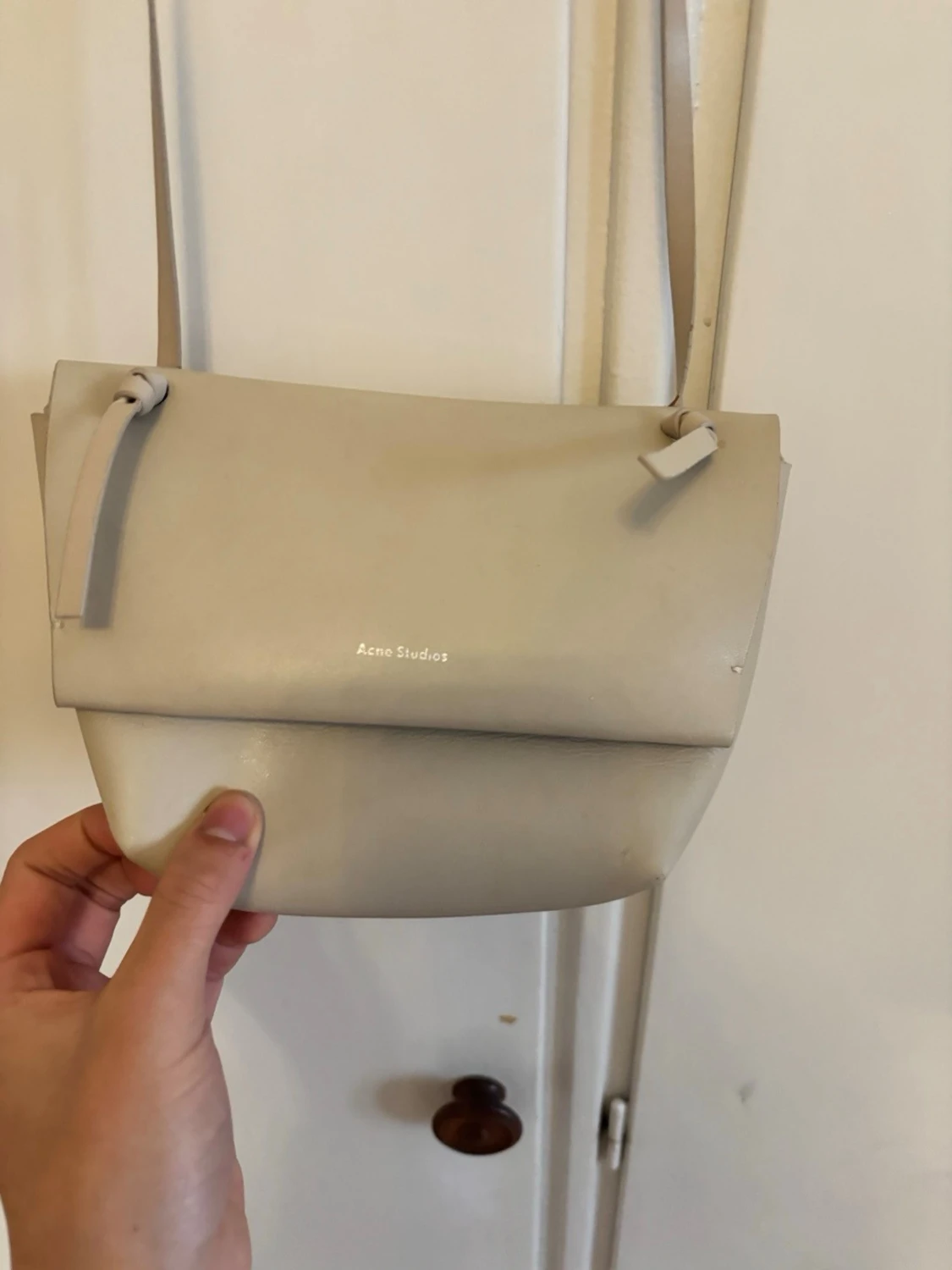 Beige axelväska från Acne Studios - 2