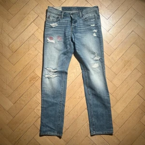 Abercrombie & Fitch jeans - Abercrombie & Fitch jeans. Vid köp av fler produkter erbjuds bättre pris. Skriv vid ytterligare frågor eller funderingar🤝 Mått: Längd 105 cm. Midja 43 cm.